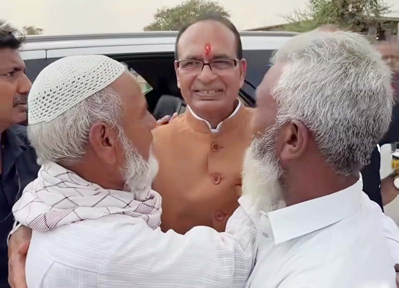 Ex-MP CM Chouhan hugs Muslims; being praised on social media